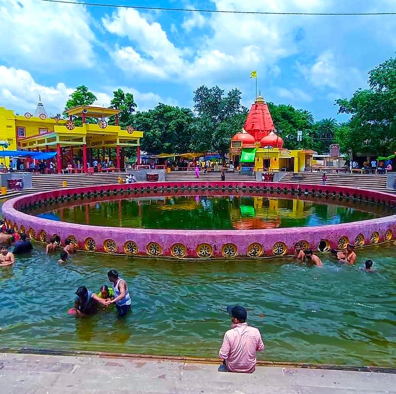 नैमिषारण्य (Naimisharanya) उत्तर प्रदेश के सीतापुर ज़िले में स्थित एक अत्यंत पवित्र तीर्थस्थान है, जिसे सतयुग से भी प्राचीन माना जाता है। कहा जाता है कि यही वह स्थान है जहाँ ऋषि-मुनियों ने 88,000 यज्ञ किए थे और जहाँ भगवान विष्णु का चक्र गिरा था — इसलिए इसे चक्रतीर्थ भी कहा जाता है। 426490597 775389891276697 4948935534877878261 n