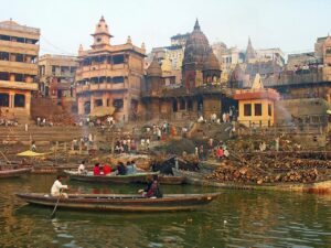 वाराणसी (Varanasi), जिसे काशी या बनारस भी कहा जाता है, भारत का सबसे प्राचीन और पवित्र शहरों में से एक है। यहाँ घूमने के लिए कई ऐतिहासिक, धार्मिक और सांस्कृतिक स्थान हैं। नीचे वाराणसी की प्रमुख घूमने की जगहों की सूची दी गई है 👇 image search 1760468049721