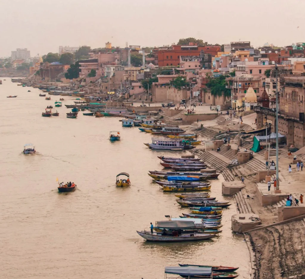 वाराणसी (Varanasi), जिसे काशी या बनारस भी कहा जाता है, भारत का सबसे प्राचीन और पवित्र शहरों में से एक है। यहाँ घूमने के लिए कई ऐतिहासिक, धार्मिक और सांस्कृतिक स्थान हैं। नीचे वाराणसी की प्रमुख घूमने की जगहों की सूची दी गई है 👇 image search 1760468082505