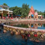 नैमिषारण्य (Naimisharanya) उत्तर प्रदेश के सीतापुर ज़िले में स्थित एक अत्यंत पवित्र तीर्थस्थान है, जिसे सतयुग से भी प्राचीन माना जाता है। कहा जाता है कि यही वह स्थान है जहाँ ऋषि-मुनियों ने 88,000 यज्ञ किए थे और जहाँ भगवान विष्णु का चक्र गिरा था — इसलिए इसे चक्रतीर्थ भी कहा जाता है। image search 1760500776210