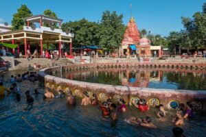 नैमिषारण्य (Naimisharanya) उत्तर प्रदेश के सीतापुर ज़िले में स्थित एक अत्यंत पवित्र तीर्थस्थान है, जिसे सतयुग से भी प्राचीन माना जाता है। कहा जाता है कि यही वह स्थान है जहाँ ऋषि-मुनियों ने 88,000 यज्ञ किए थे और जहाँ भगवान विष्णु का चक्र गिरा था — इसलिए इसे चक्रतीर्थ भी कहा जाता है। image search 1760500776210