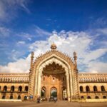 Lucknow — “नवाबों का शहर” — अपनी तहज़ीब, ऐतिहासिक इमारतों, शायरी और स्वादिष्ट खाने के लिए मशहूर है 😍यहाँ घूमने के लिए बहुत सी शानदार जगहें हैं👇 image search 1760514611903