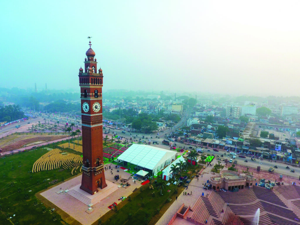 Lucknow — “नवाबों का शहर” — अपनी तहज़ीब, ऐतिहासिक इमारतों, शायरी और स्वादिष्ट खाने के लिए मशहूर है 😍यहाँ घूमने के लिए बहुत सी शानदार जगहें हैं👇 lucknow,;,uttar,pradesh,;,india,december,13,;,2016